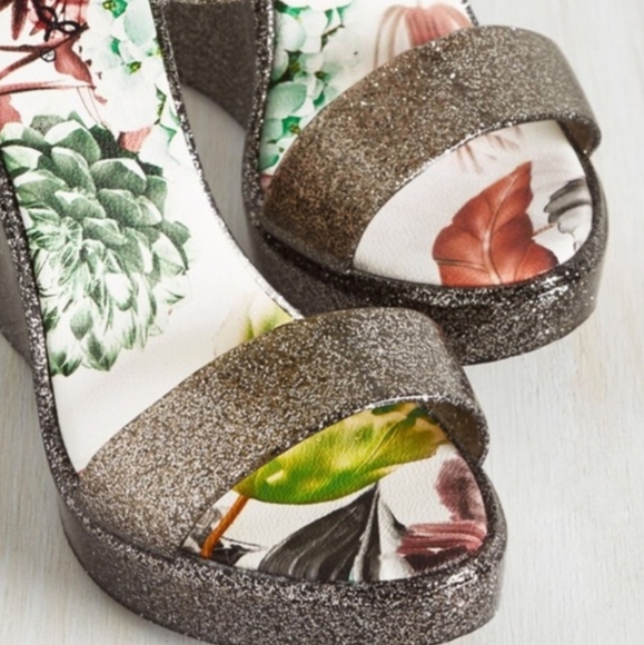 Qupid Glitter Platform Wedges - Picture 7 of 9